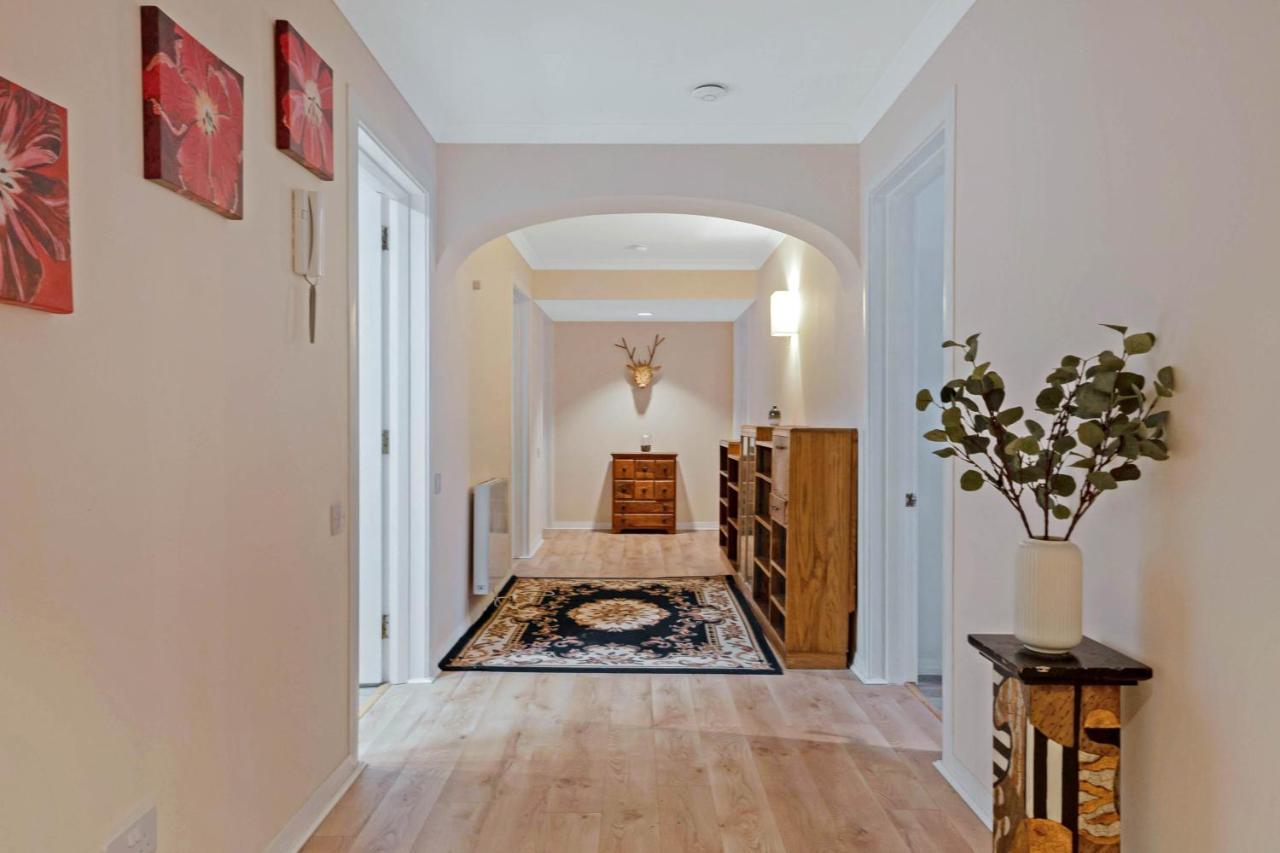 Elegant & Unique Getaway - Spacious 3 Bedroom, 2 Bathroom City Centre Apartment - Free Allocated Parking. 爱丁堡 外观 照片